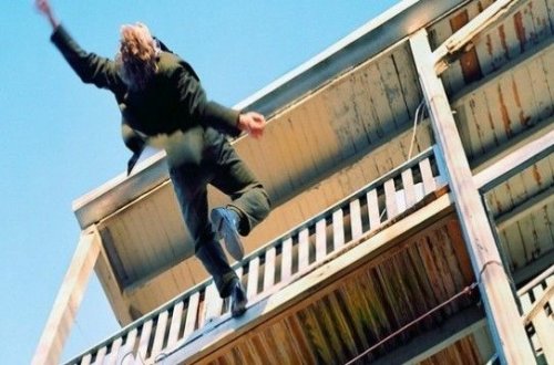 Bakıda 3 qadın kişini döyüb 2-ci mərtəbədən atdı