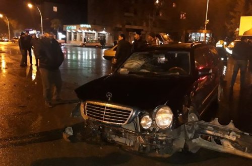 Mingəçevirdə iki avtomobil toqquşub, xəsarət alanlar var - FOTO