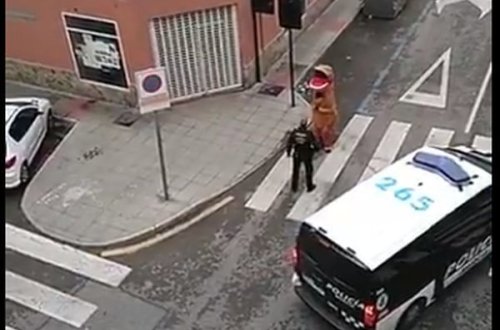 Полиция Испании задержала прохожего в костюме динозавра - ВИДЕО