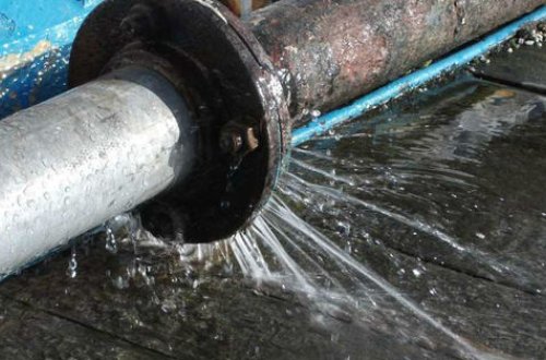 Bakıda su xətti partladı, yol çökdü