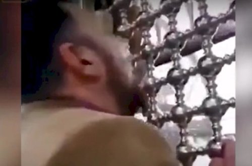 “Koronavirus yoxdur” deyib müqəddəs yerlərin dəmirlərini yalayan jurnalist öldü - Video