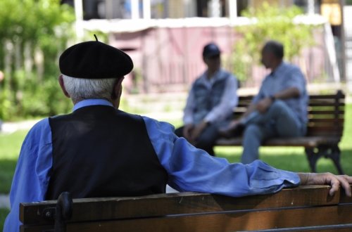 Azərbaycanda 65 yaşdan yuxarı insanlara evdən çıxmaq qadağan edildi - RƏSMİ