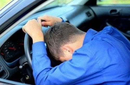 Sükan arxasında öldü, avtomobil yol qırağına çırpılaraq durdu – VİDEO