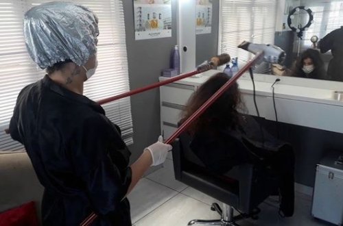 Парикмахер сделала укладку клиентке на расстоянии – ВИДЕО