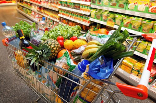 Azərbaycanda marketlərdə alıcılara qablaşdırılmamış məhsulları götürmək qadağan edildi