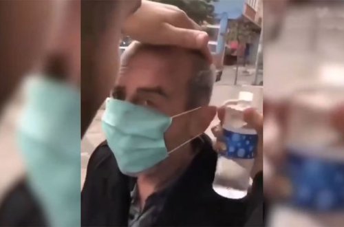 Qocanın üzünə zorla maska taxıb, başına odekolon tökdülər - VİDEO