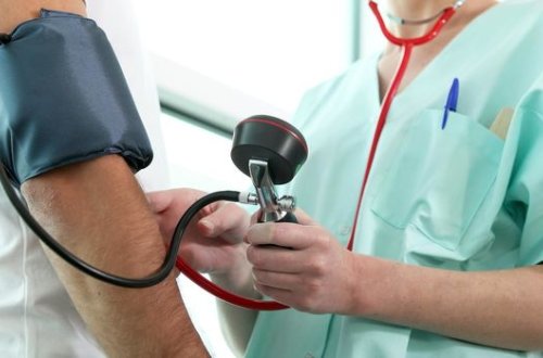 Koronavirusla qan təzyiqi arasında əlaqə müəyyən edildi