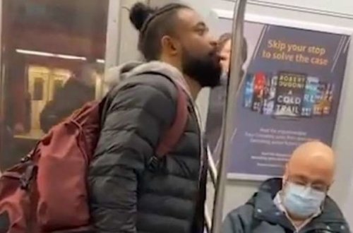 В Мюнхене мужчина облизывал поручни эскалаторов метро, чтобы инфицировать других коронавирусом