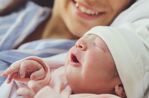 Koronaviruslu azərbaycanlı qadın dünyaya sağlam körpə gətirdi