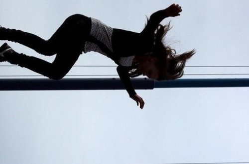 Bakıda qadın pəncərənin şüşəsini silərkən 21-ci mərtəbədən yıxıldı