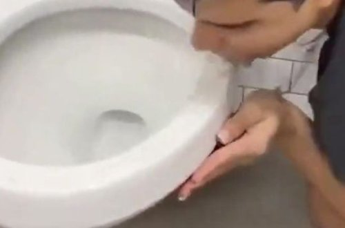 Unitazın oturacağını yalayan bloqer koronavirusa yoluxdu – VİDEO