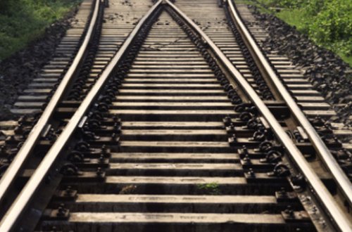 34 yaşlı kişini qatar vurdu: barmaqları kəsildi, səhhəti ağırdır