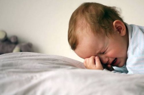 Uşaq 16 saat koronavirusdan ölən anasının cəsədi ilə tək qalıb