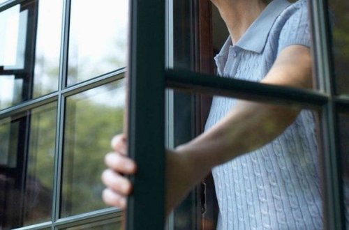 В Баку девушка разбилась насмерть при падении с пятого этажа