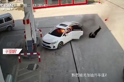 В Китае горящий автомобиль въехал в АЗС – ВИДЕО