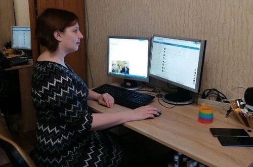 Ведущие российского новостного канала начали работать из дома – ВИДЕО