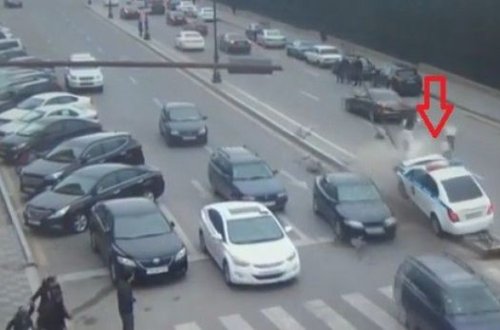 Bakıda xidməti avtomobil işıq dirəyinə çırpıldı - ANBAAN VİDEO