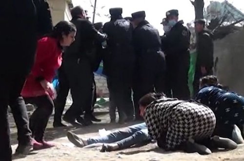 Azərbaycanda ərin arvadını xəstəxananın həyətində amansızlıqla öldürməsinin təfərrüatı - VİDEO