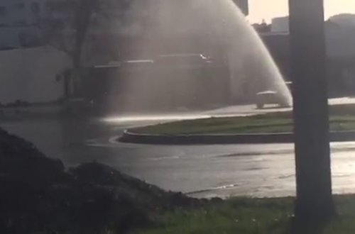 Bakıda su borusu partladı - VİDEO