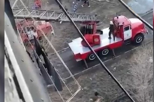 Karantindən imtina edən ailəni yanğınsöndürənlər təxliyyə etdi - VİDEO