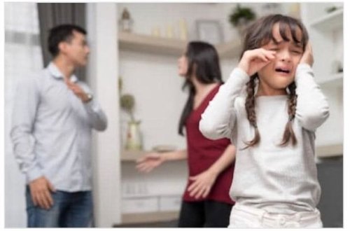 Azərbaycanda qadını üç günlük körpəsi ilə küçəyə atdılar: Ölümlə hədələnir