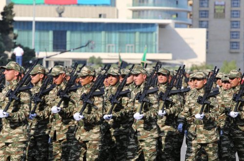 Милли Меджлис одобрил продление срока призыва на военную службу