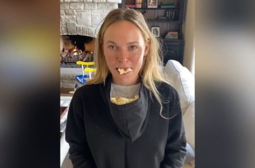 Məşhur qadın tennisçi karantin zamanı əlsiz necə yemək yeyildiyini göstərdi – VİDEO