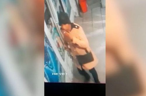 Bakıda qadın paltarı geyinmiş kişi oğurluq etmək istəyərkən kameralara düşdü