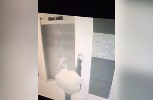 В Баку мужчина вызвал лифт необычным способом, чтобы не подхватить коронавирус – ВИДЕО