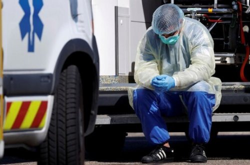 Amerikalı həkimlər koronavirusa görə diz çöküb ağladılar - VİDEO