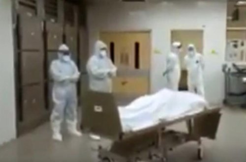 Koronavirusdan ölən müsəlman həkimlərin cənazə namazı belə qılındı - VİDEO