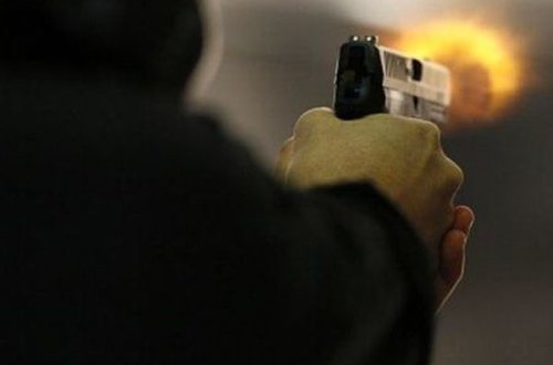 Человек в медицинской маске устроил стрельбу в Москве, есть раненый