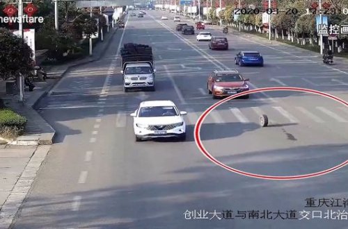 Колесо, отлетевшее от автомобиля, отправило женщину в “нокаут” – ВИДЕО