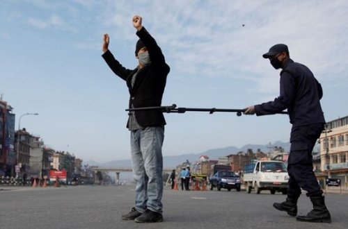 Koronavirus qadağasına əməl etməyənləri dəmir çubuqla 