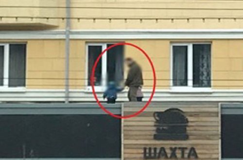 Karantin rejimində uşağını gəzdirməyin yolunu tapdı - FOTO