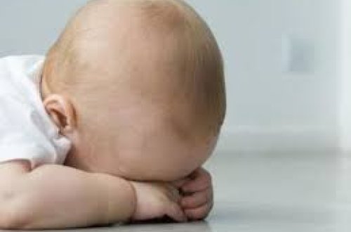 Rusiyada qadın bir yaşlı uşağını doğum günündə döyərək öldürdü