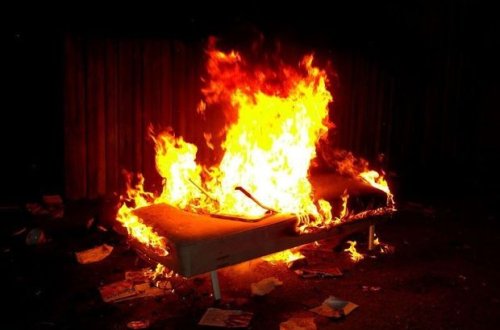 Спящего мужчину облили бензином и подожгли в Сочи