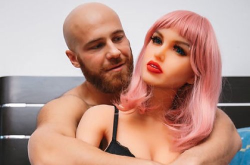Бодибилдер из Казахстана не смог жениться на секс-кукле из-за коронавируса