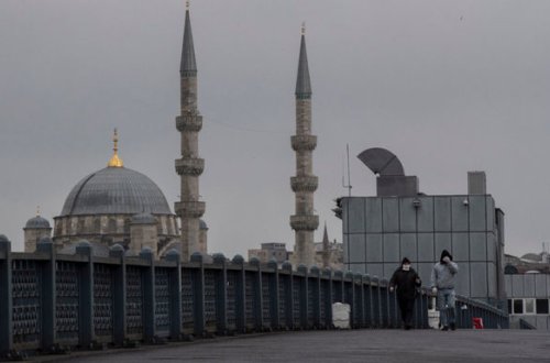 Türkiyədə yaşı 20-dən az olanlara evdən çıxmaq qadağan edildi