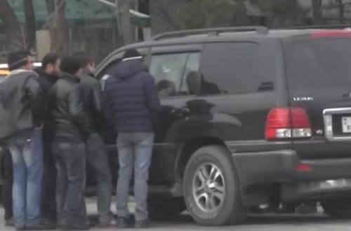 Azərbaycanda varlı qadın fəhlə bazarında PUL PAYLADI — Koronavirusa görə... -  VİDEO