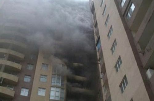 SON DƏQİQƏ: Bakıda çoxmərtəbəli yaşayış binası yanır