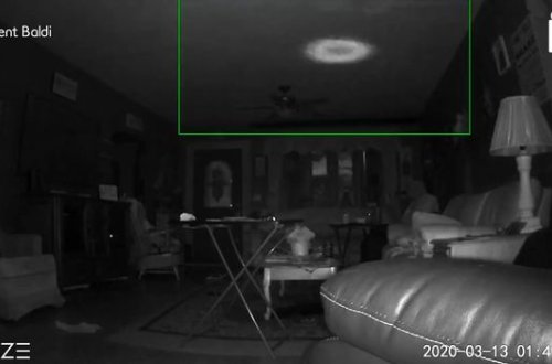 Evində gecələr peyda olan işıq amerikalını dəhşətə gətirir – VİDEO