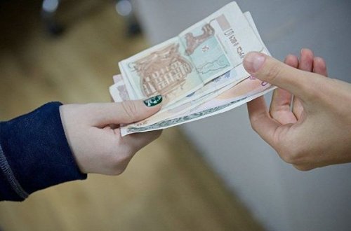 В Грузии деньги дезинфицируют утюгом