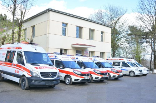 Şamaxıya 3 ədəd təcili tibbi yardım maşını, 1 ədəd reanimobil, məişət tullantıları üçün konteynerlər gətirilib - FOTOLAR