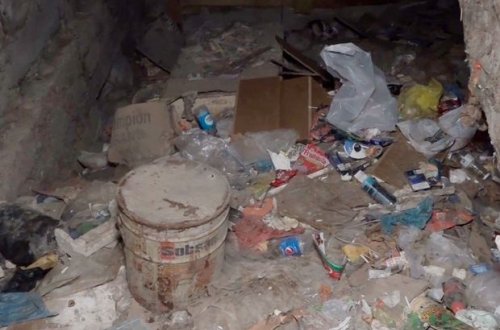 Bakıda zibil dolu zirzəmi xəstəlik mənbəyinə çevrilib - VİDEO