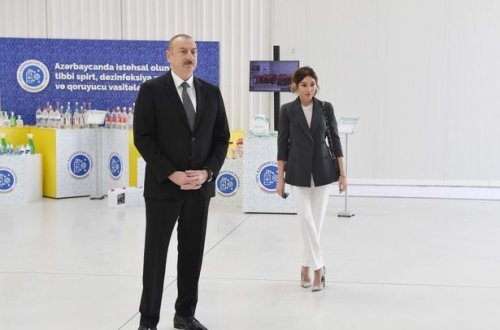 İlham Əliyev və Mehriban Əliyeva tibbi maska istehsalı müəssisəsinin açılışında - YENİLƏNİB + VİDEO