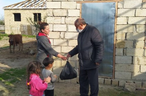 Neftçala Rayon İcra Hakimiyyəti aztəminatlı ailələrə yardım edib