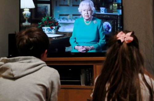 Xalqa müraciət edən II Yelizavetanın paltarındakı gizli mesaj