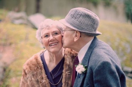 Koronavirusla birgə mübarizə aparan 88 yaşlı cütlük pandemiyaya qalib gəldi