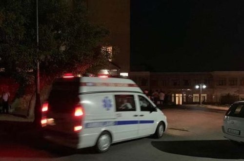 В Шамкире мужчина облил членов семьи бензином и поджег их